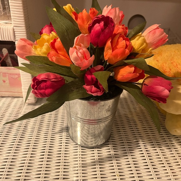 🌸Silk flowers in silver metal tin - Picture 2 of 5